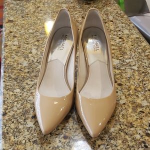 Cream Michael Kors Pump